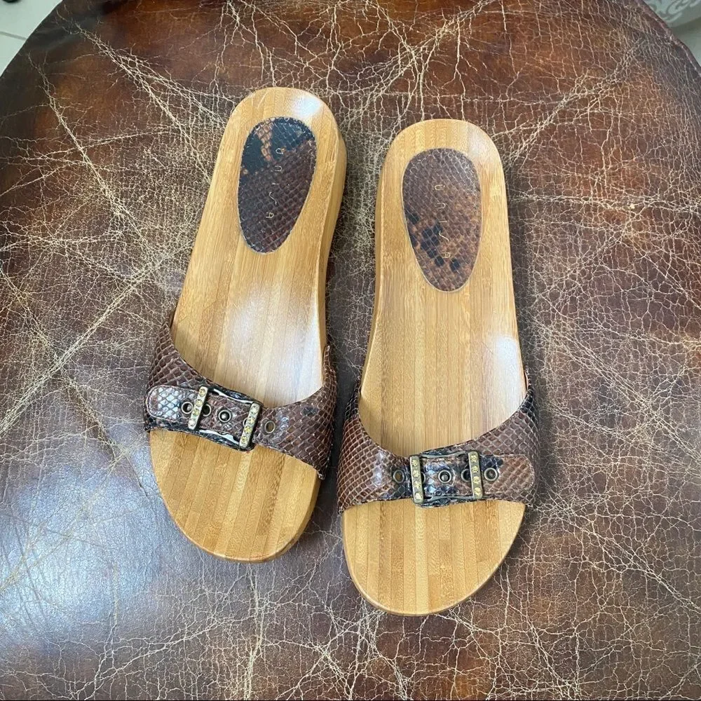 UNISA brown snakeskin & diamonds wood  sandals 10